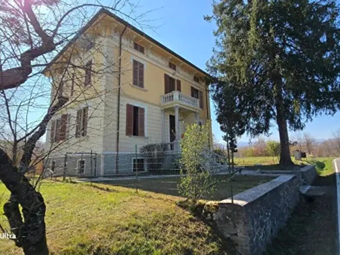 Casa con 6 locali in vendita in Borgo Val Di Taro