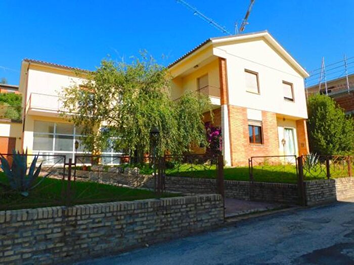 Casa con 6 locali in vendita in Via John Fitzgerald Kennedy, Sarnano