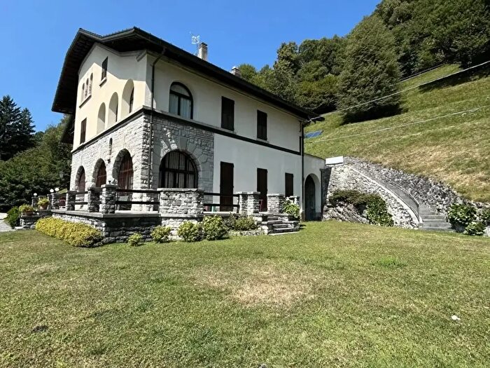 Appartamento bilocale in vendita in Via C Goldoni, Alta Valle Intelvi