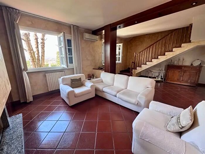 Appartamento con 8 locali in vendita in Arezzo