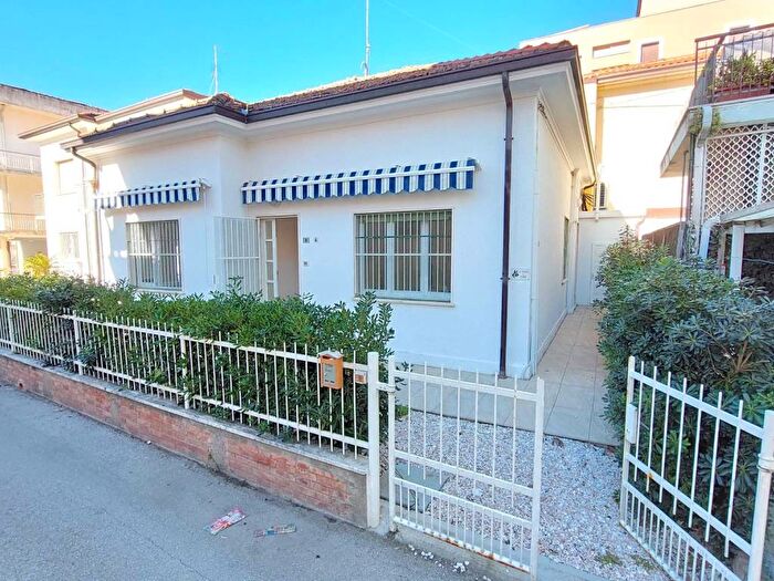 Casa quadrilocale in affitto in Viale Tito Speri, Abissinia, Riccione