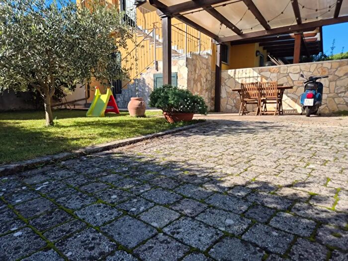 Casa quadrilocale in vendita in Carrara