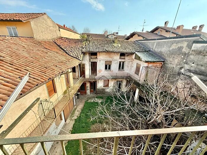 Casa con 12 locali in vendita in Via Giacomo Sangalli, Treviglio