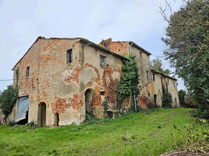 Casa con 15 locali in vendita in Collesalvetti