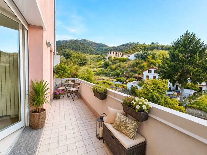 Appartamento trilocale in vendita in Via Cavalier Francesco Persegnini, Albenga