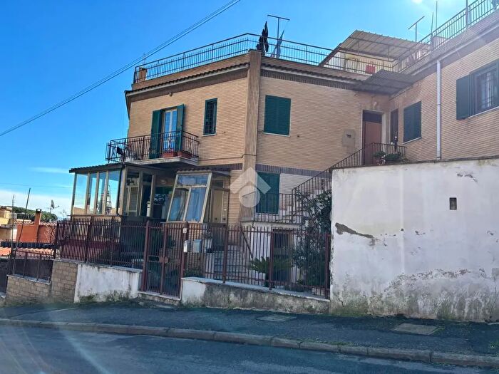 Appartamento trilocale in vendita in Via dei Candiano, Roma