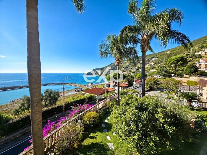 Appartamento con 10 locali in vendita in Via Aurelia Ponente, Ospedaletti