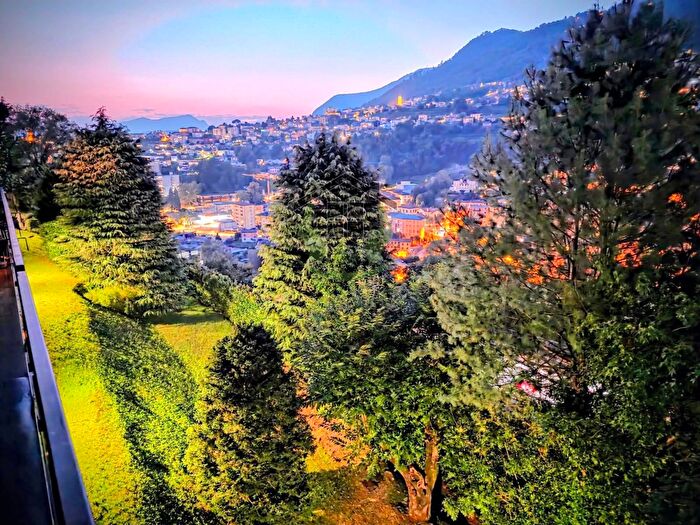 Appartamento con 5 locali in vendita in Via Salvatore Quasimodo, Como