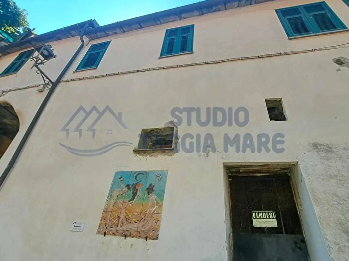 Casa quadrilocale in vendita in Via Magenta, Badalucco