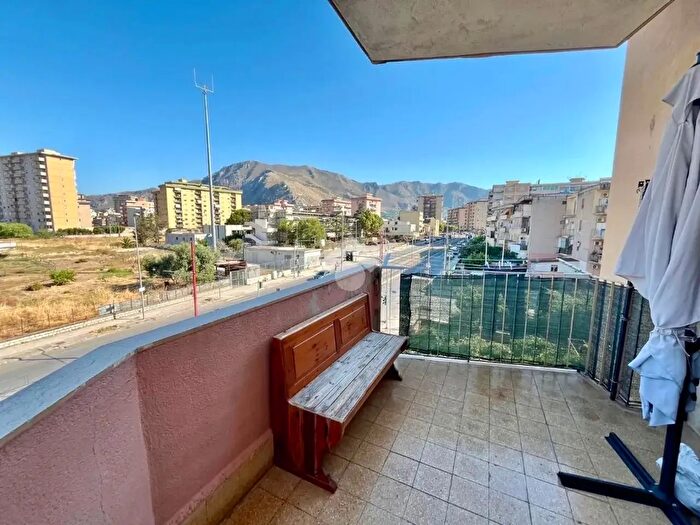 Appartamento trilocale in vendita in Piazzale Anita Garibaldi, Palermo