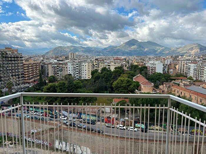 Appartamento trilocale in affitto in Via Ferdinando Ferri, Palermo