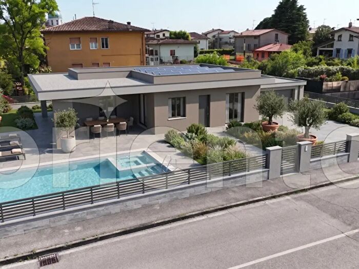 Casa quadrilocale in vendita in Via Sant'Angela Merici, Montichiari