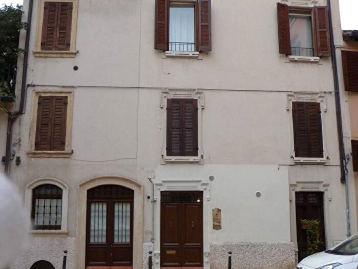 Appartamento trilocale in affitto in Via Enrico De Nicolis, Centro Storico, Verona