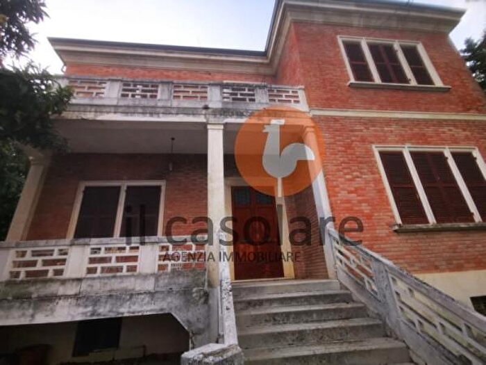 Casa con 6 locali in vendita in Via Peschiera, Cartoceto