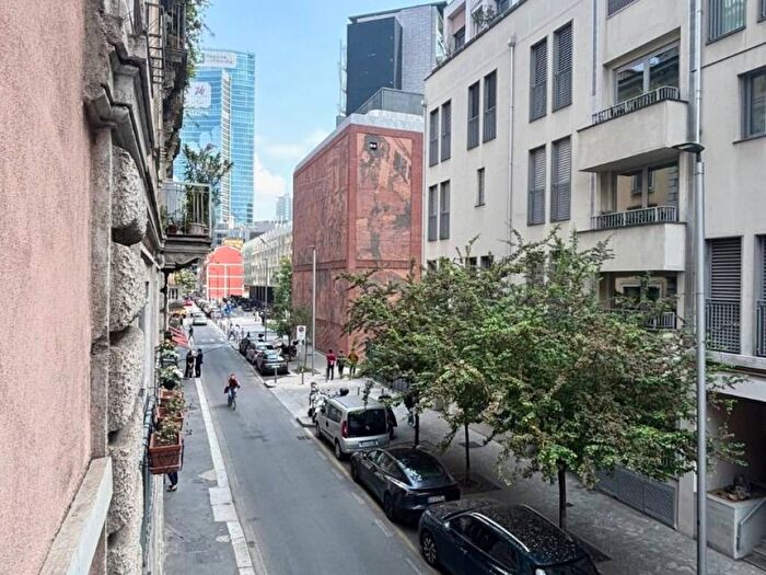 Appartamento monolocale in affitto in Via Federico Confalonieri, Isola, Milano