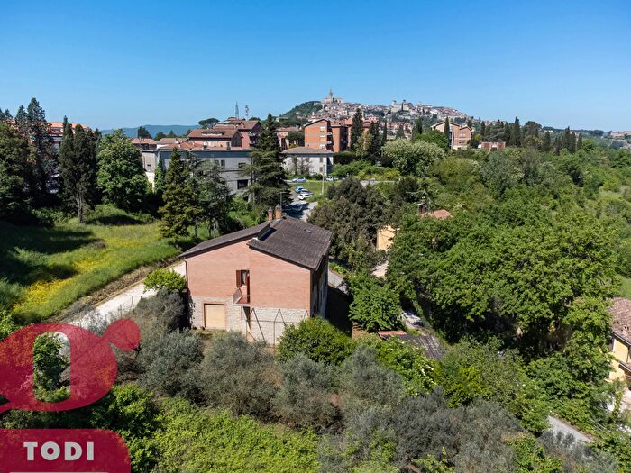 Casa con 5 locali in vendita in Via Alvi, Todi