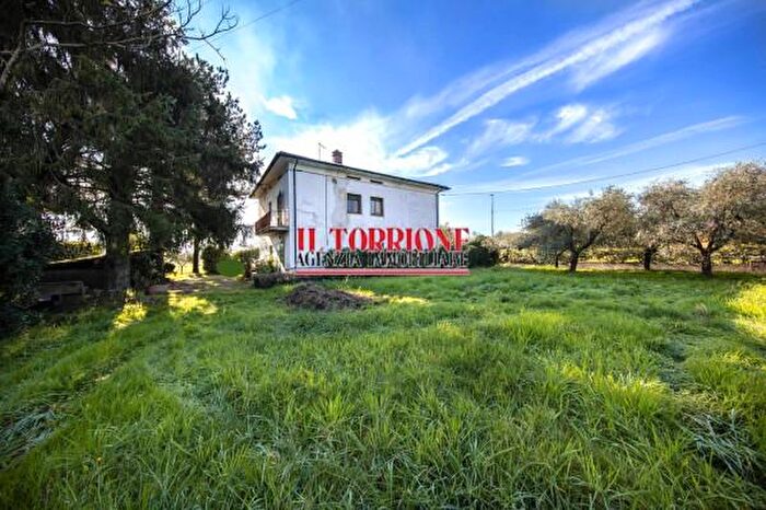 Casa con 6 locali in vendita in Via Squarciabocconi, Pescia