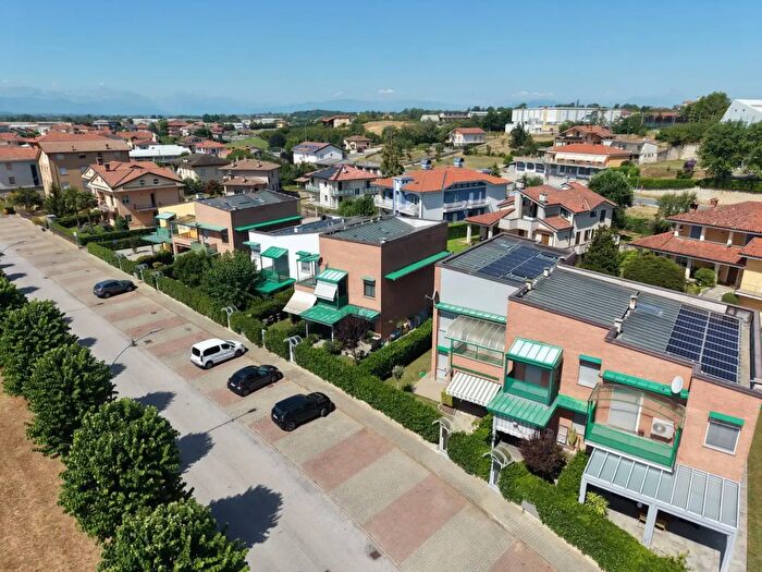 Casa con 9 locali in vendita in Via Pietro Micca, Carru'