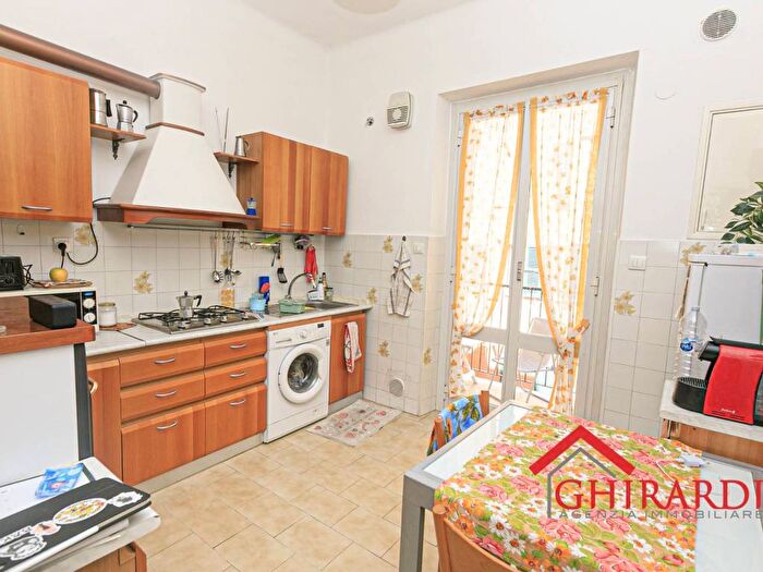 Appartamento trilocale in affitto in Via Piero Maroncelli, Sestri Ponente, Genova