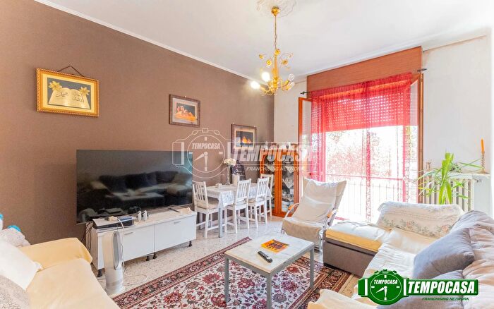 Appartamento trilocale in vendita in Via Rossini, Bareggio