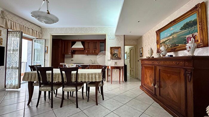 Appartamento trilocale in vendita in Via Pignatelli, Napoli