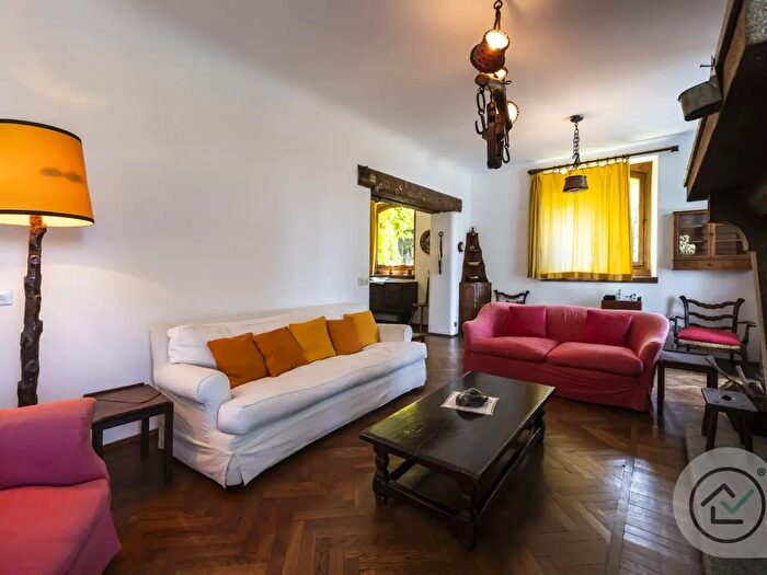 Casa con 15 locali in vendita in Via Chini Snc, Valganna