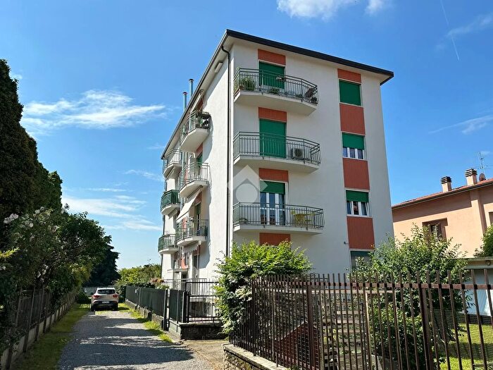 Appartamento trilocale in vendita in Via Monte Grappa, Pessano Con Bornago