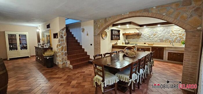 Appartamento trilocale in vendita in Colle Di Val DElsa