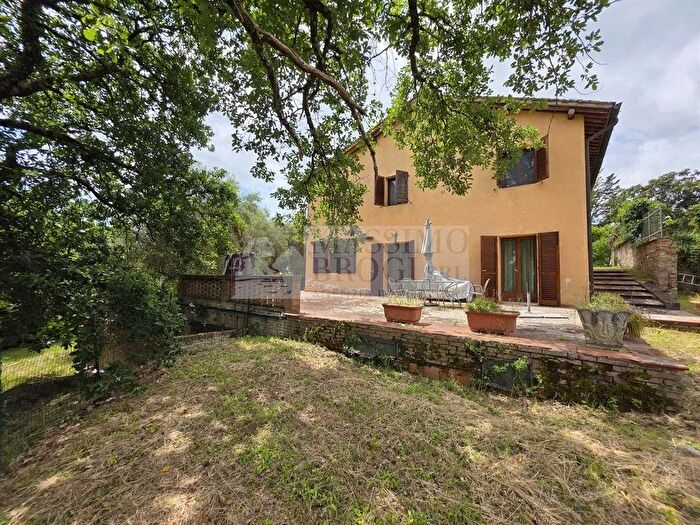 Casa con 7 locali in vendita in Siena