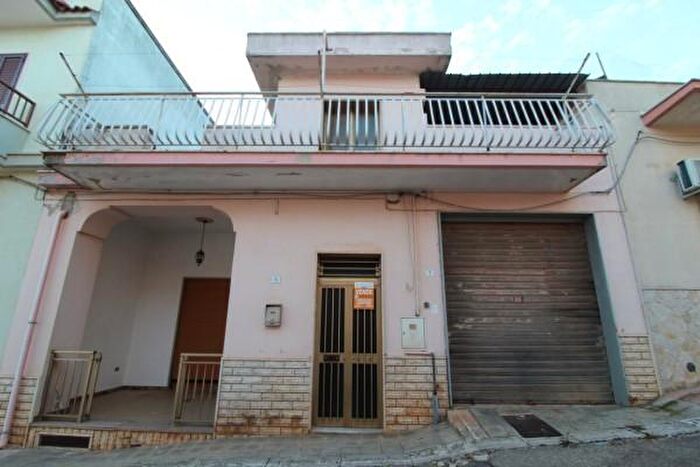Appartamento con 6 locali in vendita in Via Francesco Petrarca, Villa Castelli