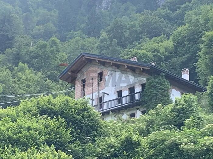 Casa con 6 locali in vendita in Pian della Chiesa, Seren Del Grappa
