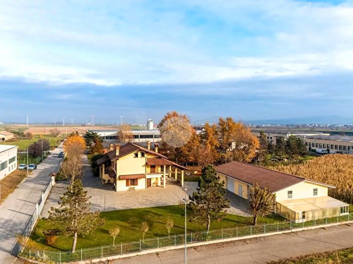 Casa con 9 locali in vendita in Regione Bevilacqua, Narzole