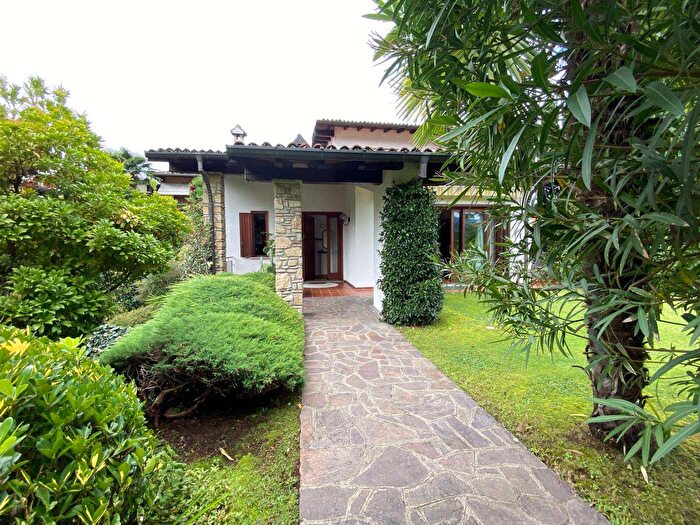 Casa con 8 locali in vendita in Lavena Ponte Tresa