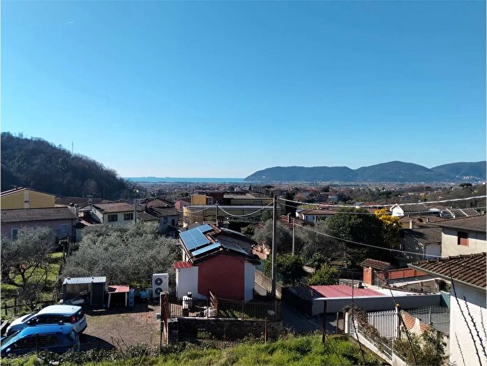 Casa con 9 locali in vendita in Luni