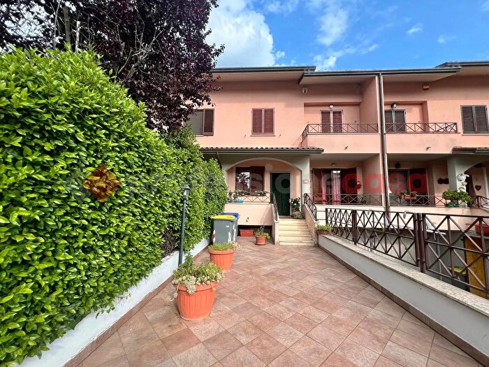 Casa quadrilocale in vendita in Fraz Cortaccione Via dei Platani, Spoleto