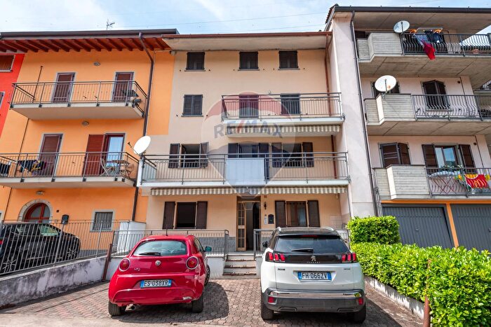 Appartamento con 14 locali in vendita in Via Inzogno, Zogno