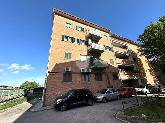 Appartamento con 5 locali in vendita in Via Livio Andronico, Napoli