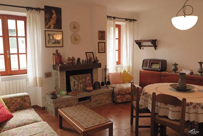 Casa con 5 locali in vendita in Bagnone
