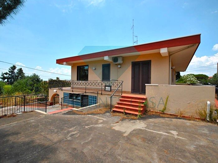 Casa quadrilocale in affitto in Via delle Rose, Centro, Mascalucia