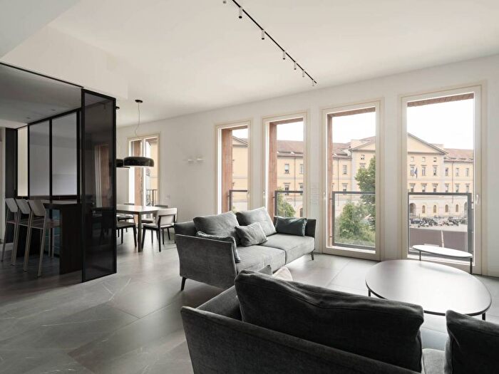 Appartamento trilocale in affitto in Piazza SantAmbrogio, SantAmbrogio, Milano