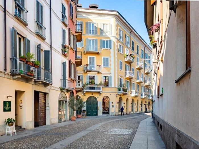 Appartamento trilocale in affitto in Via Madonnina, Brera, Milano