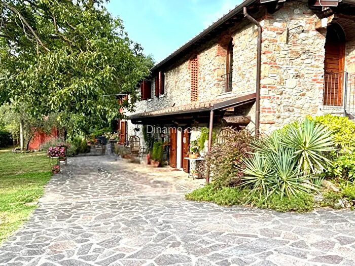 Casa con 8 locali in vendita in Via Roccacerbaia, Vernio