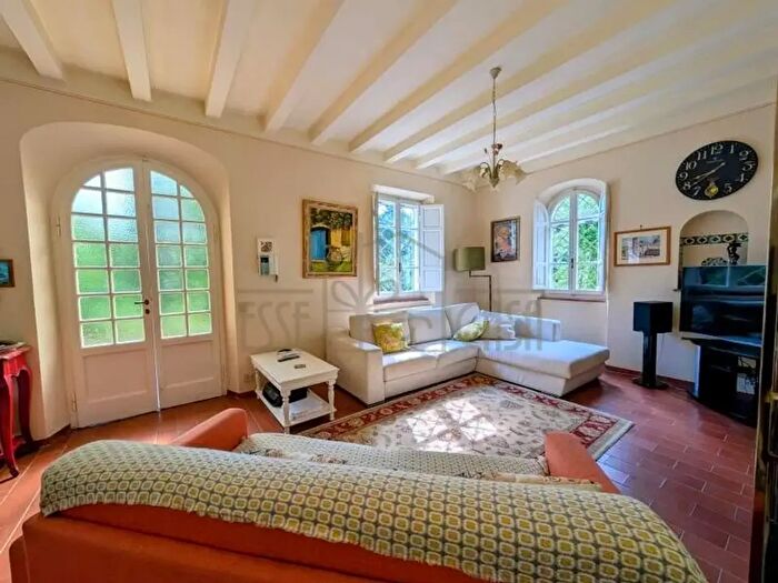 Casa con 10 locali in vendita in Camaiore