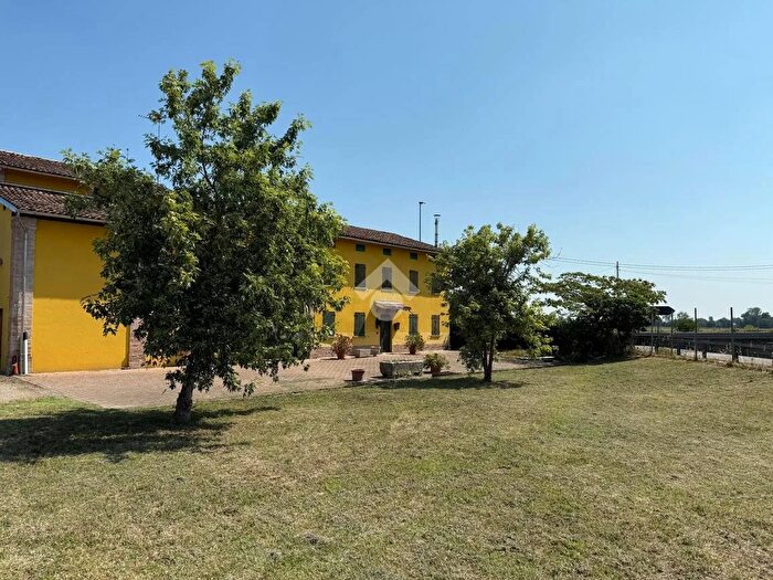 Casa con 6 locali in vendita in Via dellIndustria, Gattatico