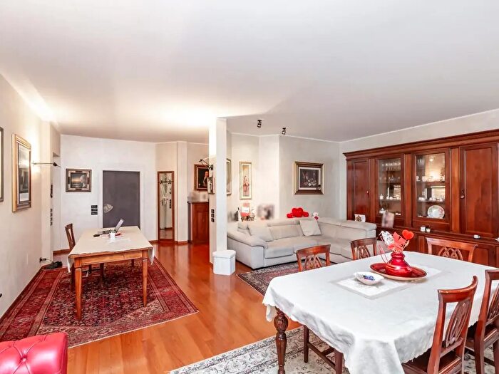 Appartamento con 7 locali in vendita in Corso Sebastopoli, Torino