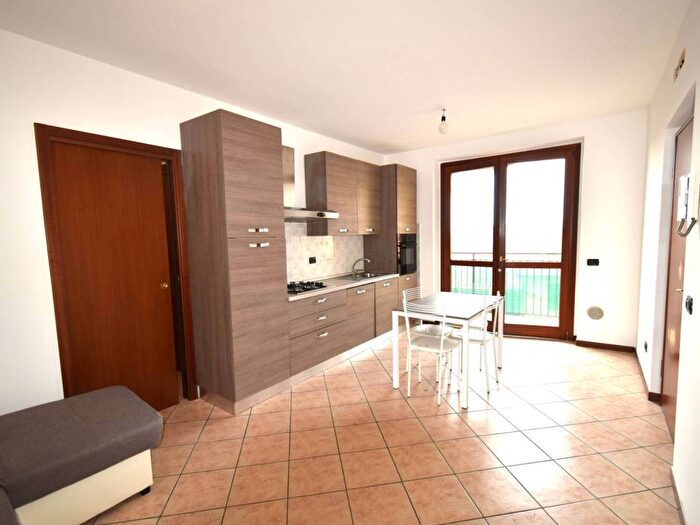 Appartamento trilocale in affitto in Via Marconi, Roncello