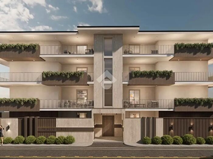 Appartamento quadrilocale in vendita in Via M Atellani, Cesa