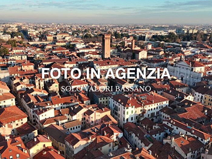 Casa con 6 locali in affitto in Via Cesare Battisti, Centro, Bassano del Grappa