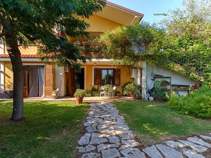 Casa con 10 locali in vendita in Via dei Gelsomini a, Pedara