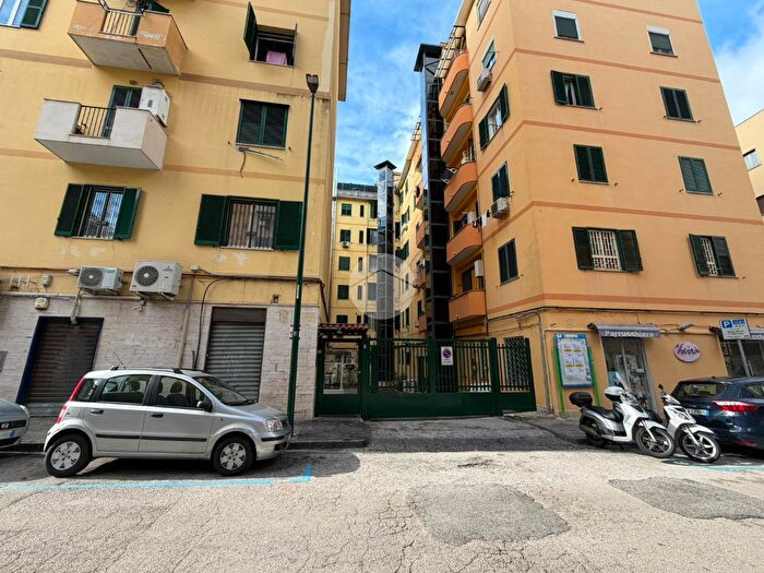 Appartamento trilocale in vendita in Via Pompeo Magno, Napoli